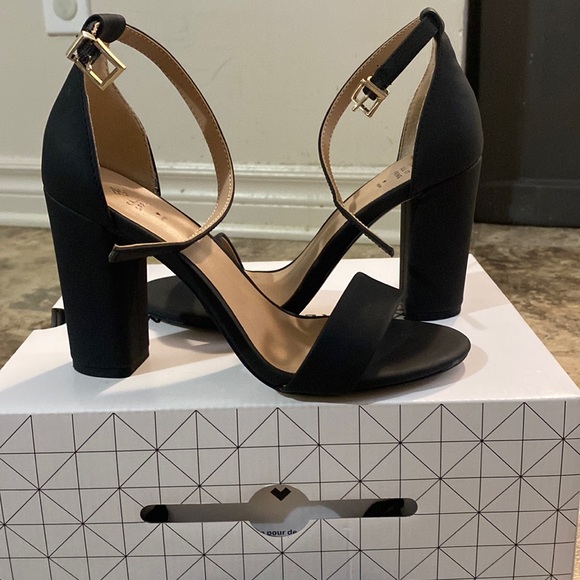 Strap black heels - Picture 1 of 2